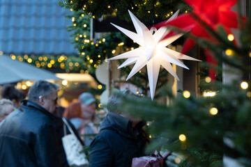 Besucher auf einem Weihnachtsmarkt