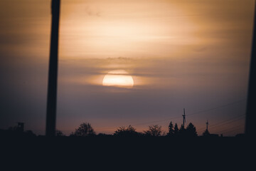 Fototapeta premium Silhouette während eines Sonnenaufganges, dramtischer Sonnenaufgang