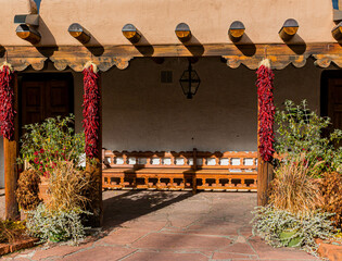 Obraz premium Flowers and Southwest Adobe Architecture on Canyon Road, Santa Fe, New Mexico, USA