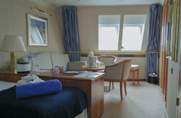 Aussenkabine mit zwei Panoramafenstern auf klassischem Kreuzfahrtschiff - Porthole window cabin suite stateroom onboard classic old style cruiseship Cruise ship liner