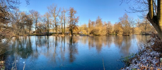 Der zugefrorene Gondelteich im Stadtpark Nordhausen im winter