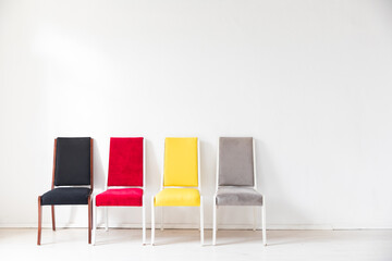 Obraz premium Four colorful vintage chair in the interior of an empty room