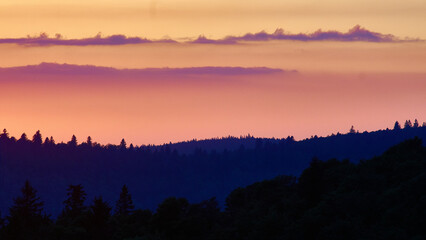 Obraz premium Wolkenstadt der blauen Stunde in den Vogesen