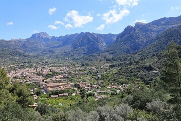 Blick auf die Gebirgslandschaft Mallorcas zwischen Palma und Soller	