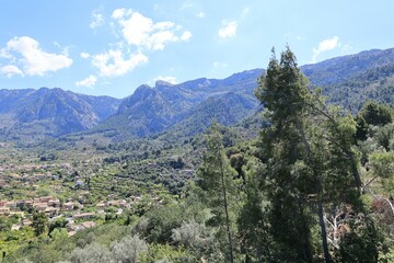 Naklejka premium Blick auf die Gebirgslandschaft Mallorcas zwischen Palma und Soller 