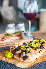 Calzone con copa de vino