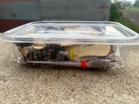 An imli chamcha (tamarind spoon candy) is a highly popular, nostalgic Indian street confectionery featuring a thick, sticky dollop of tangy, sweet, and spicy tamarind pulp pressed onto a small plastic