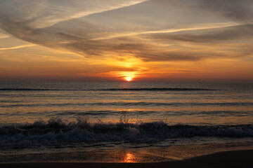El sol despierta al horizonte. Guardamar del Segura, Alicante, España