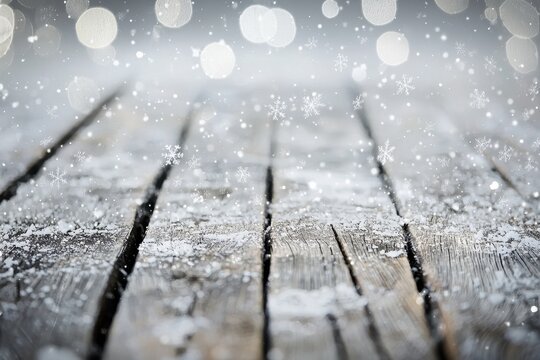 Verschneiter Holztisch Rustikale Holzplanken Winterliche Atmosph&auml;re Schnee und Frost Detailaufnahme Stimmungsvolle Dekoration Hintergrund f&uuml;r Produktpr&auml;sentation Nat&uuml;rliche Textur Eisige Akzente