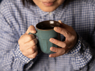 コーヒーを飲む人