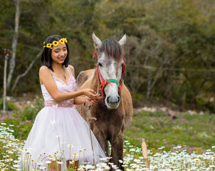 Retrato de una mujer atractiva con vestido escotado junto a un caballo en el campo, alegría y...