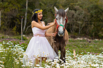 Retrato de una mujer atractiva con vestido escotado junto a un caballo en el campo, alegría y...
