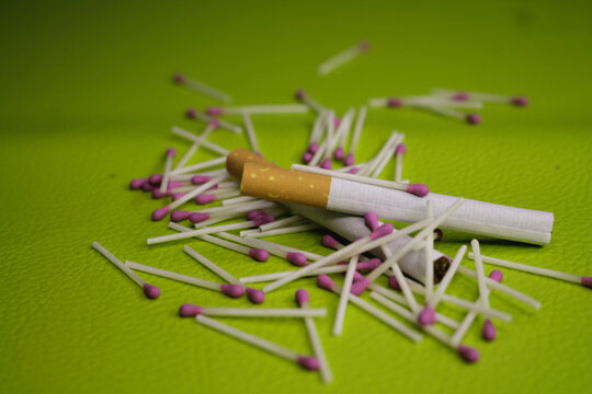Cigarros con muchas cerillas dispersas, fosforos que dan fuego para encender los cigarros.