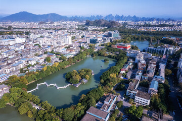 Obraz premium Scenic Aerial View of Urban Landscape with Rivers and Mountains