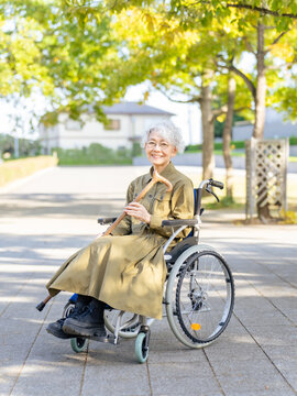 車椅子、シニア、女性、車いす、高齢者、日本人、杖、リハビリ、年配、おばあちゃん、中高年、怪我、医療、治療、笑顔、爽やか、屋外、外出、公園、自然、健康、ヘルスケア、骨折、観光、旅行、お出かけ、介護用品、レンタル、お年寄り、老人、老後、祖母、介護、福祉、ウェルネス、支援、サポート、アシスト、思いやり、施設、安心、安全、バリアフリー、座る、乗る、明るい、カメラ目線、60代、70代、人物