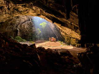 temple sacré et connu dans la grotte de Nakhon Cave dans le parc national de Sam Roi Yot province de Prachaup Khirikhan près de Pranburi en Thaïlande