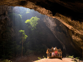 temple sacré et connu dans la grotte de Nakhon Cave dans le parc national de Sam Roi Yot province de Prachaup Khirikhan près de Pranburi en Thaïlande