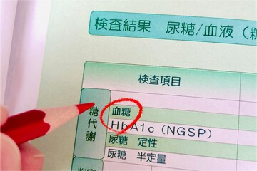 健康診断の血糖に赤い丸をつける