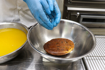 パン屋の厨房、クリスマス菓子シュトーレンの仕込み