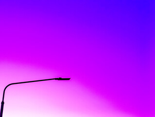 ภาพสไตล์มินิมอลของพระอาทิตย์ยามเย็นที่ส่องผ่านเสาไฟ ได้สวยงามและเป็นธรรมชาติ