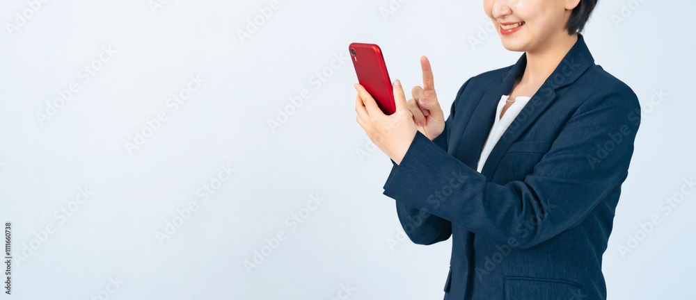 Aufkleber スマホ、スマートフォン、ビジネスウーマン、女性、アプリ、メール、SNS、笑顔、日本人、タッチ、カメラ目線、メッセージ、スーツ、webサイト、検索、ERP、インターネット、オンライン、データ、若い、Z世代、20代、ビジネス、ビジネスマン、サラリーマン、会社員、就活、就職活動、就活生、新入社員、ニュース、情報、クーポン、ポイント、ビジネスパーソン、キャリア、転職、求人、携帯電話、テクノロジー、DX、通