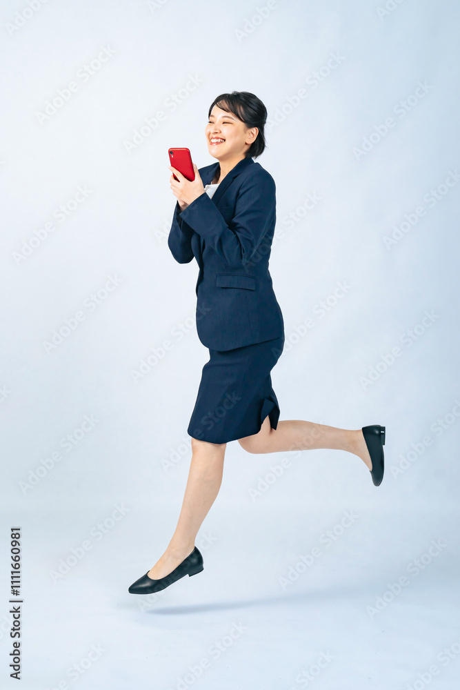 Aufkleber ジャンプ、スマホ、スマートフォン、女性、ビジネスウーマン、ビジネスパーソン、アプリ、メール、SNS、ニュース、日本人、若い、Z世代、20代、飛躍、飛ぶ、躍動感、アクティブ、元気、アクション、跳躍、成功、サクセス、挑戦、チャレンジ、成長、目標、競争、努力、がんばる、笑顔、ポジティブ、やる気、モチベーション、喜ぶ、嬉しい、ラッキー、就活、就職活動、就活生、新入社員、タッチ、写真、切り抜き、白バック、全