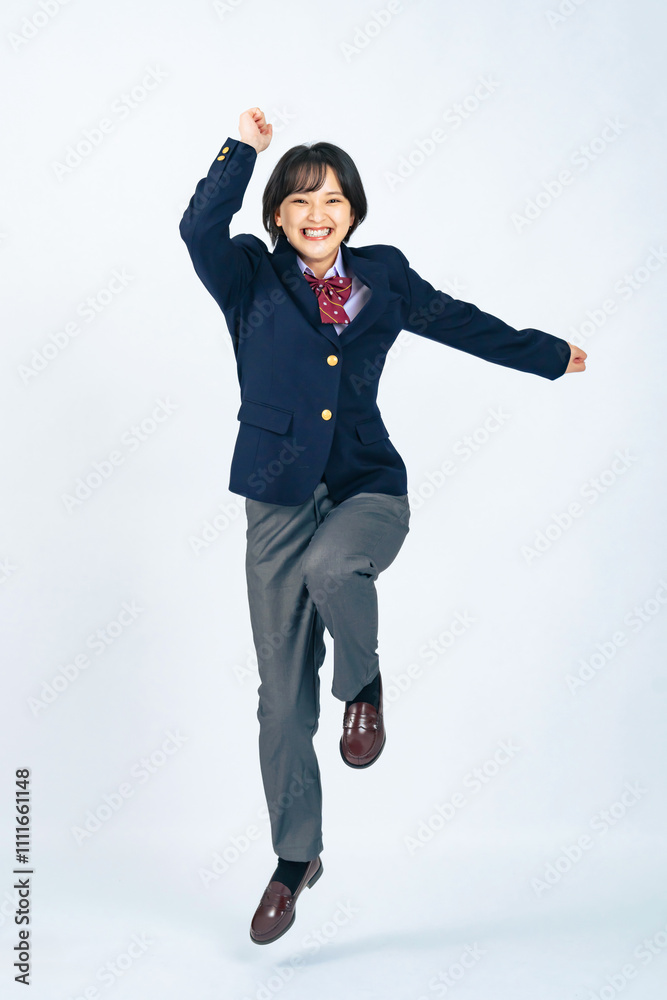 Aufkleber ジャンプ、高校生、走る、女性、女子、ジェンダーレス、制服、女子高生、飛躍、成長、合格、受験、受験生、ズボン、スラックス、ユニセックス、ジェンダーレス制服、学生服、中学生、ブレザー、運動、アクティブ、アクション、躍動感、挑戦、チャレンジ、競争、予備校、学習塾、教育、勉強、学習、通学、部活動、元気、笑顔、若い、Z世代、10代、日本人、学生、進学、進路、切り抜き、白バック、全身、コピースペース、建築パー