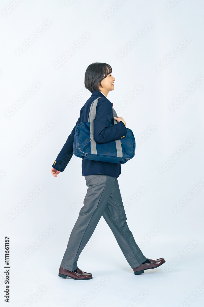 Aufkleber 高校生、歩く、全身、女子、女性、学生、女子高生、ジェンダーレス、ズボン、通学、前進、成長、笑顔、ポジティブ、カバン、バッグ、学校、教育、歩行者、日本人、制服、前向き、元気、進学、受験生、受験、予備校、学習塾、学習、勉強、中学生、高校、アクション、スラックス、登校、進歩、進路、青春、若い、10代、生徒、ユニセックス、多様性、写真、切り抜き、白バック、コピースペース、建築パース、添景素材、人物