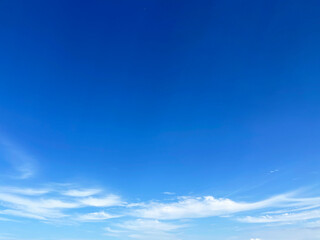 爽やかで美しい青い空とふんわり雲