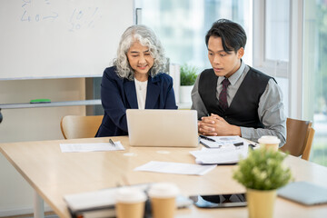 Executives are having a meeting with employees to discuss business planning in a conference room.