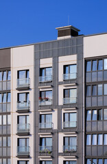 Obraz premium City view on a sunny day. Modern buildings, walls and windows. 
