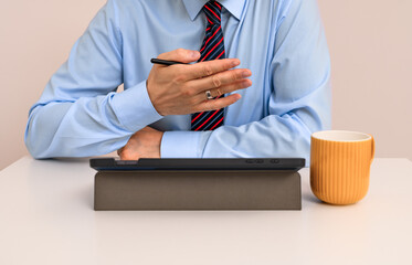 Studia online mężczyzna podczas wideokonferencji siedzi przy biurku przed komputerem 