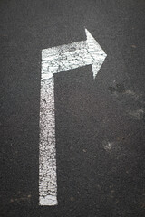Horizontal sign, arrow, direction of movement.
