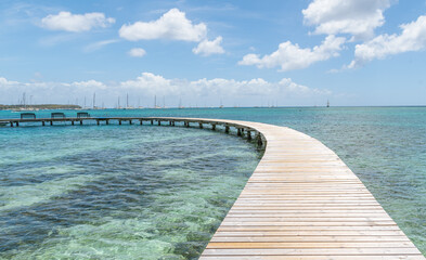 Ponton en bois de la plage des boucaniers à la Pointe Marin à Sainte Anne, Martinique, Antilles Françaises.	