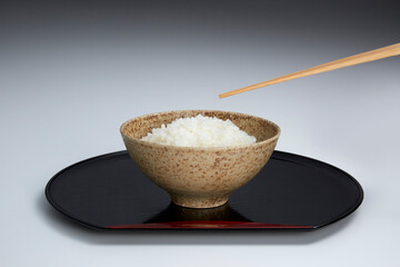茶碗に盛られた白ご飯_白バック