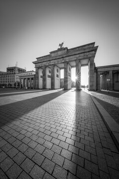 Brandenburg Gate (Brandenburger Tor) in black and white, Berlin, Germany