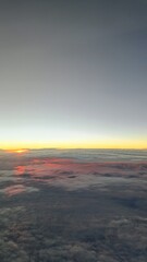 Vista del amanecer desde la ventana de un avión