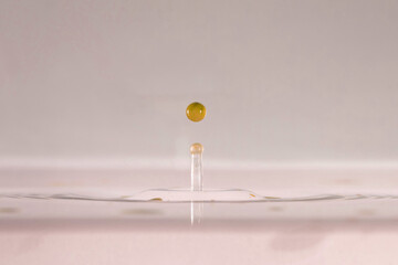 farbe tropfen wasser gelb