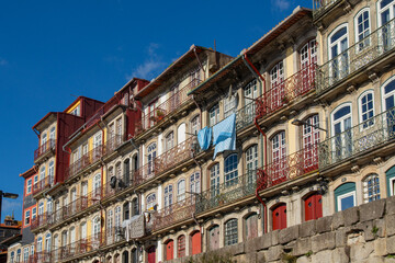 Obraz premium PORTO, PORTUGAL - NOVEMBER 9, 2024 : Colorful houses with traditional portuguese glazed tile in Ribeira, Porto, Portugal
