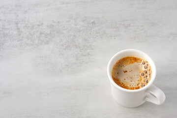 エスプレッソと牛乳を混ぜたカフェ・ラッテを飲みながらリラックスしているイメージ
