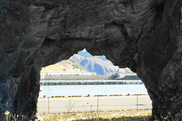 冬島の穴岩