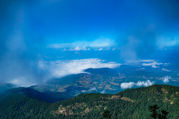 Obraz premium Breathtaking mountain view overlooking lush valleys majestic landscape photography serene atmosphere wide angle perspective