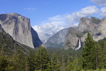 El Capitan und die Bridalveil Falls im Yosemite Valley