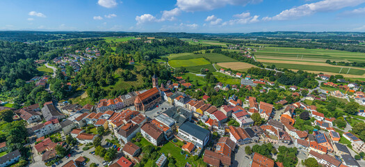 Die Marktgemeinde Kraiburg in der Region Südostoberbayern im Luftbild