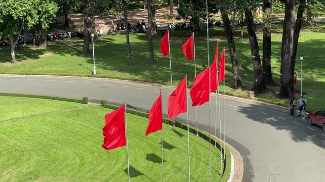 Rote Fahnen am Wiedervereinigungspalast in Ho Chi Minh Stadt in Vietnam