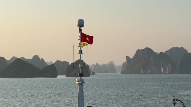 Mit einem Kreuzfahrtschiff unterwegs in der Ha Long Bucht in Nordvietnam