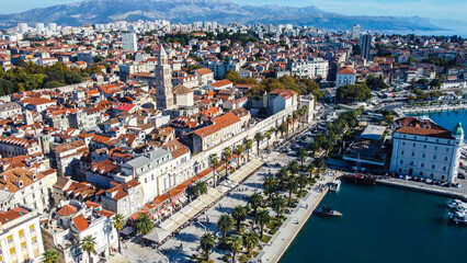 Obraz premium Visão aérea da cidade de Split, Croácia. A vista revela suas ruas antigas, o mar Adriático ao fundo e a beleza arquitetônica, destacando a mistura de história e natureza no litoral croata