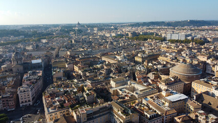 Foto aérea de Roma, Itália, mostrando as casas, igrejas e basílicas que formam a arquitetura histórica da cidade. A imagem captura a beleza da cidade eterna e seus marcos religiosos