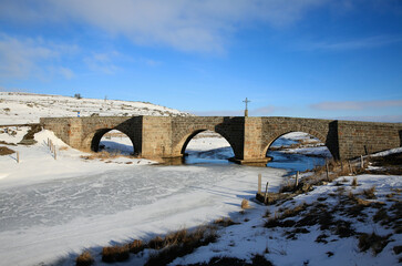 Pont sur le Bès gelé en hiver. Nasbinals Aubrac.