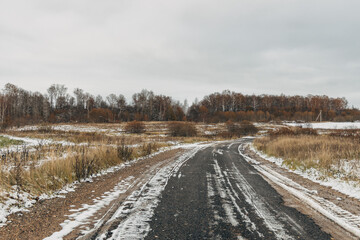 Winter road with a dangerous turning anti glaze composition